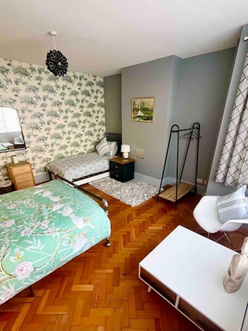 Spacious Semi-Detached Southsea House, Free Parking On Drive Portsmouth Eksteriør billede