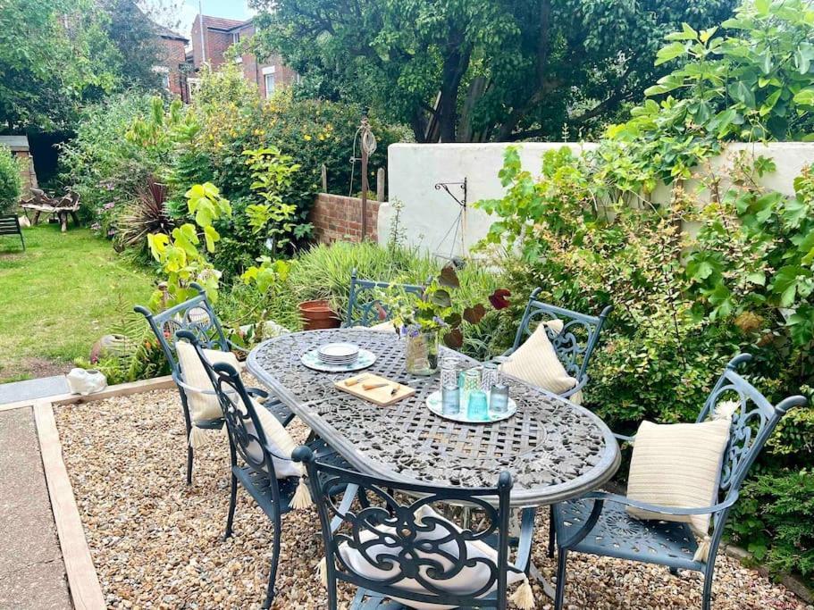 Spacious Semi-Detached Southsea House, Free Parking On Drive Portsmouth Eksteriør billede