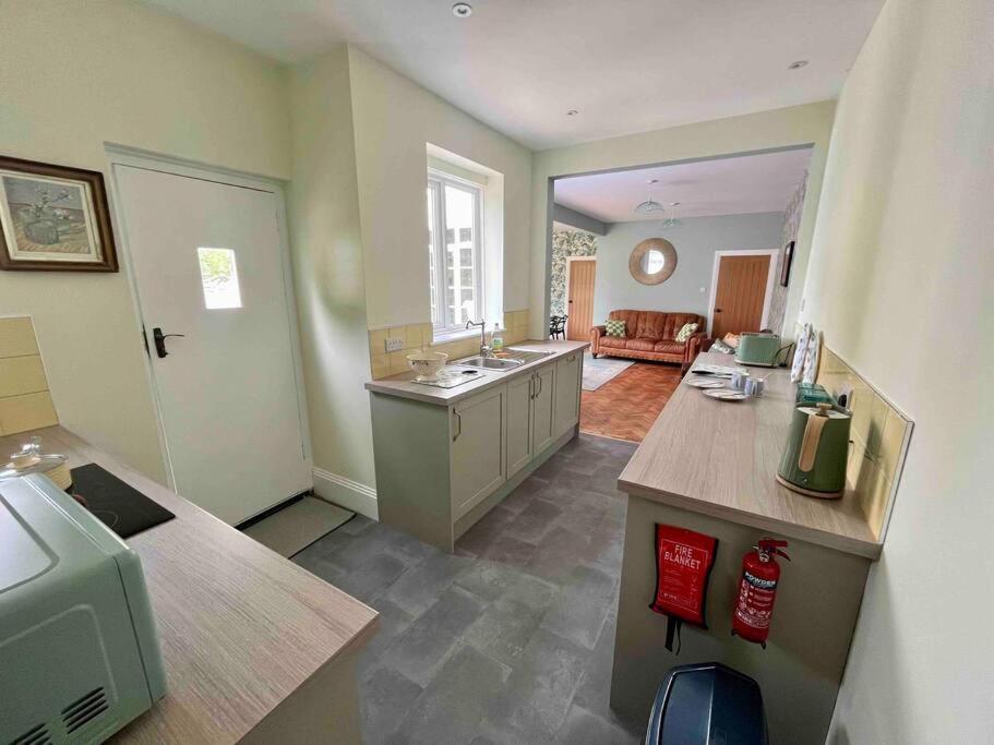 Spacious Semi-Detached Southsea House, Free Parking On Drive Portsmouth Eksteriør billede