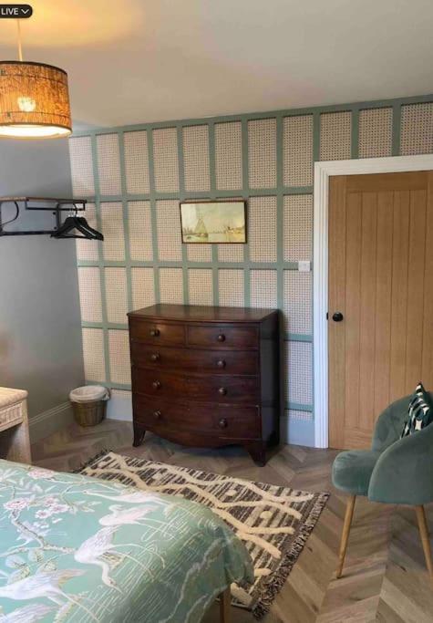 Spacious Semi-Detached Southsea House, Free Parking On Drive Portsmouth Eksteriør billede