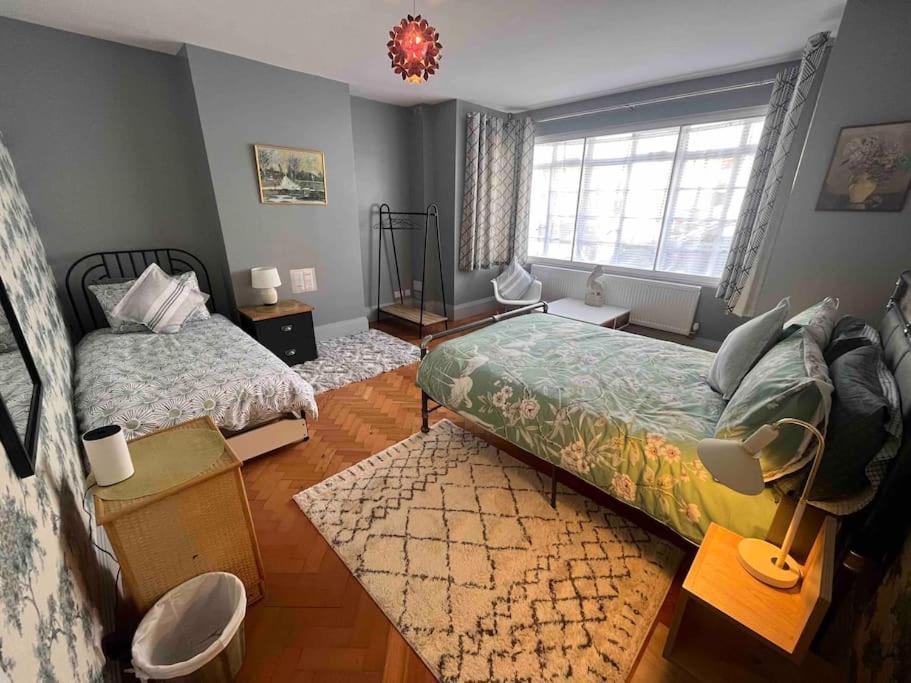 Spacious Semi-Detached Southsea House, Free Parking On Drive Portsmouth Eksteriør billede